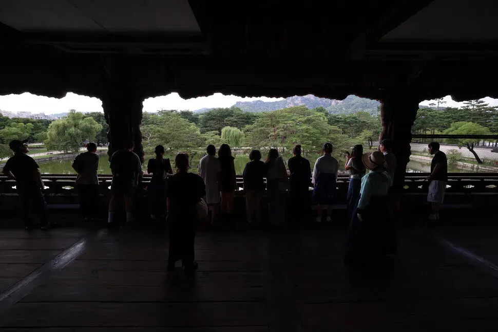 Palace-goers tour Gyeongbok Palace’s Gyeonghoe Pavilion (Gyeonghoeru) on Sept. 2, 2026. (Choi Hyeon-su/Hankyoreh)