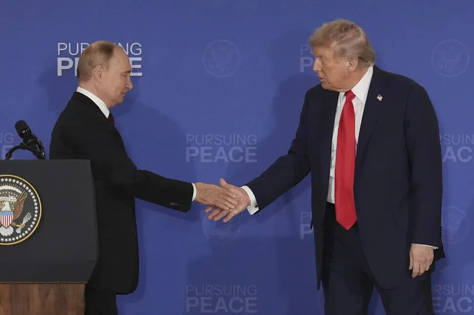 Russian President Vladimir Putin and US President Donald Trump shake hands during a joint press conference in Alaska on Aug. 15, 2025. (AP/Yonhap)