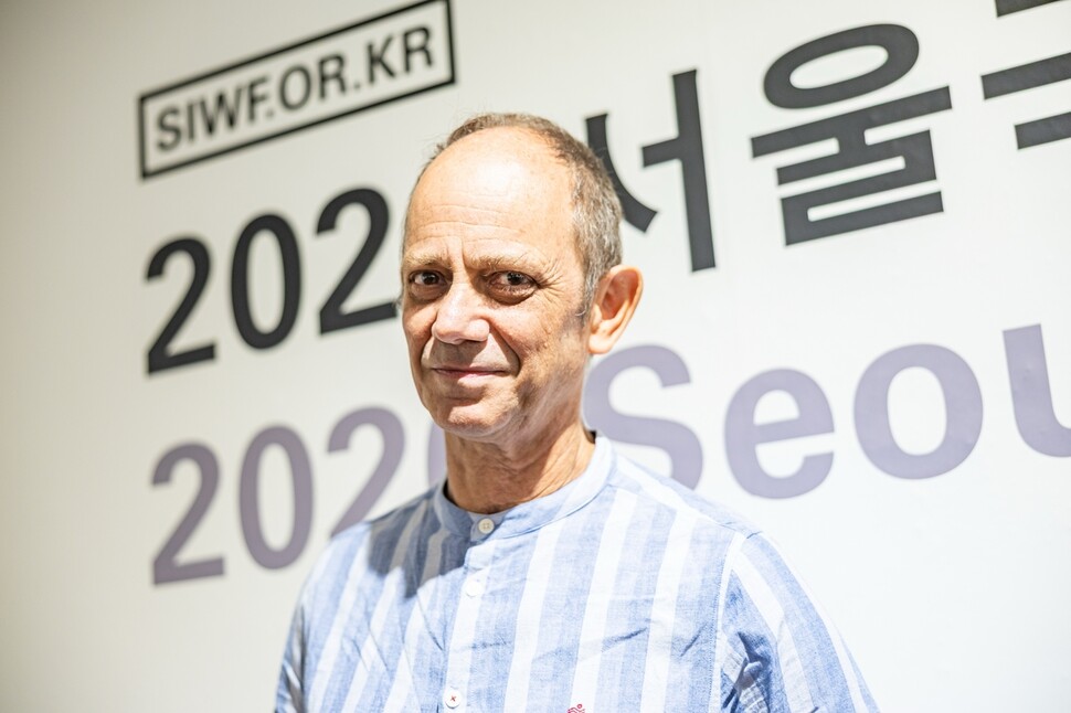 ‘2026 서울국제작가축제’ 참석차 첫 방한한 남아프리카공화국 작가 데이먼 갤것(63)이 11일 오후 한국 언론과 인터뷰에 앞서 사진을 찍었다. 한국문학번역원 제공