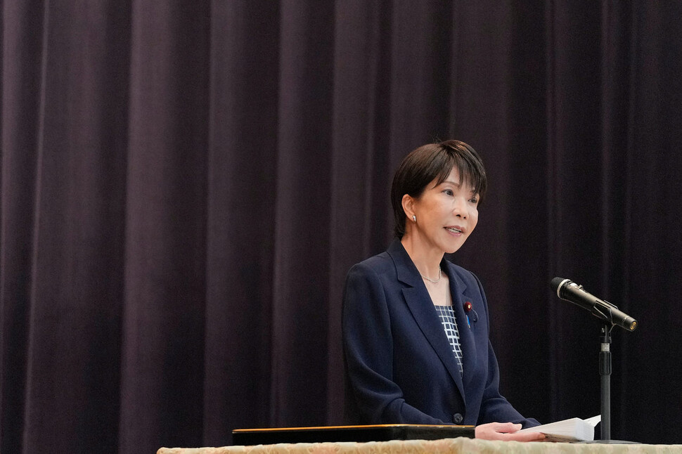 지난 2일 일본 도쿄 방위성에서 열린 자위대 지휘관 회의에서 다카이치 사나에 일본 총리가 연설하고 있다. AP 연합뉴스
