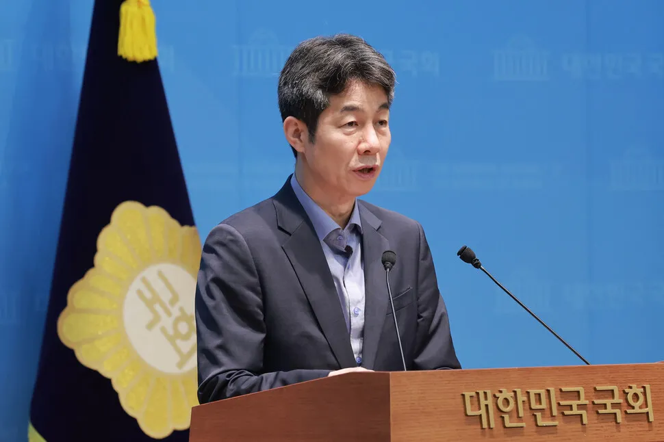 윤건영 “신뢰 무너져 여론 악화…공소취소·연임개헌 털어내야”