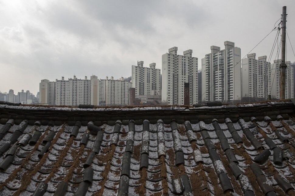 서대문형무소가 있는 서울 무악동 옥바라지 골목 제일 꼭대기에서 바라본 모습. 오밀조밀한 한옥촌이 철거되고 아파트가 들어설 계획이다.