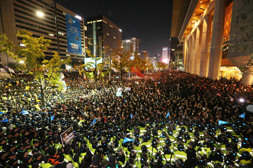 Protesters gather at Seoul’s Cheonggye Plaza on Oct. 29 calling for President Park Geun-hye to step down