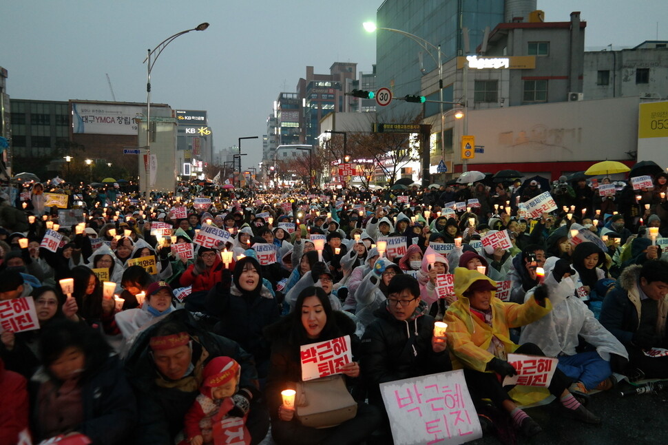 Demonstrators in central Daegu chant slogans calling on President Park Geun-hye to resign