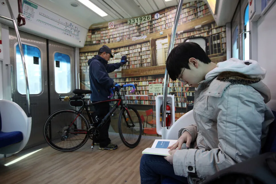 [Photo] Mobile library on the train