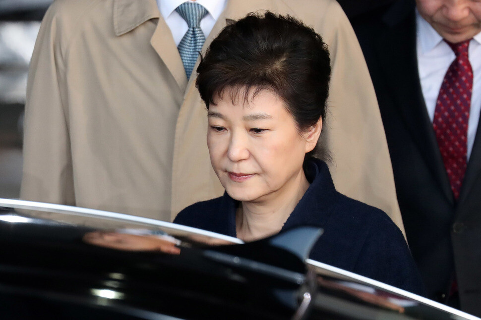 Former President Park Geun-hye leaves Seoul Central District Prosecutors’ Office after being questioned