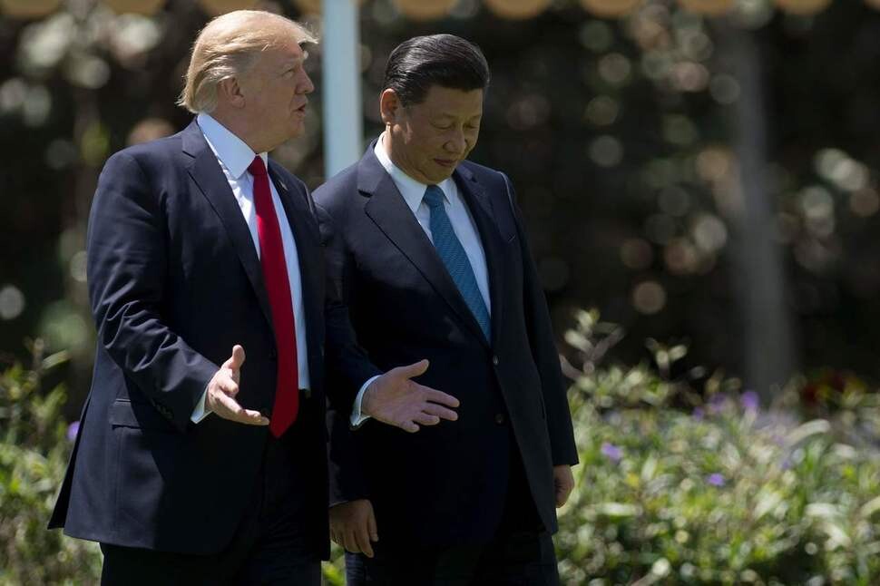 US President Donald Trump and Chinese President Xi Jinping on Apr. 7 at their summit in Florida. (Yonhap News) 　