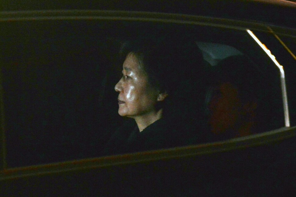 President Park Geun-hye is taken by car from the Supreme Prosecutors’ Office in Seoul’s Seocho district to Seoul Detention Center