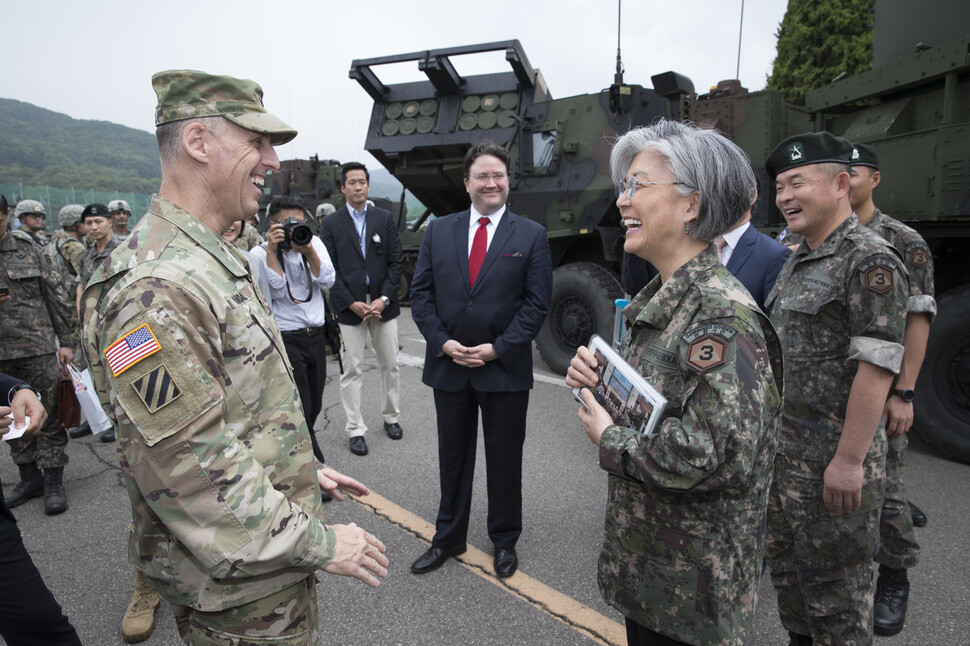 Foreign Minister Kang Kyung-wha visits the Second Infantry Division in Uijeongbu