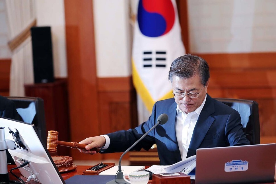 President Moon Jae-in presides over the cabinet meeting on Aug. 8. (photo provided by the Blue House)