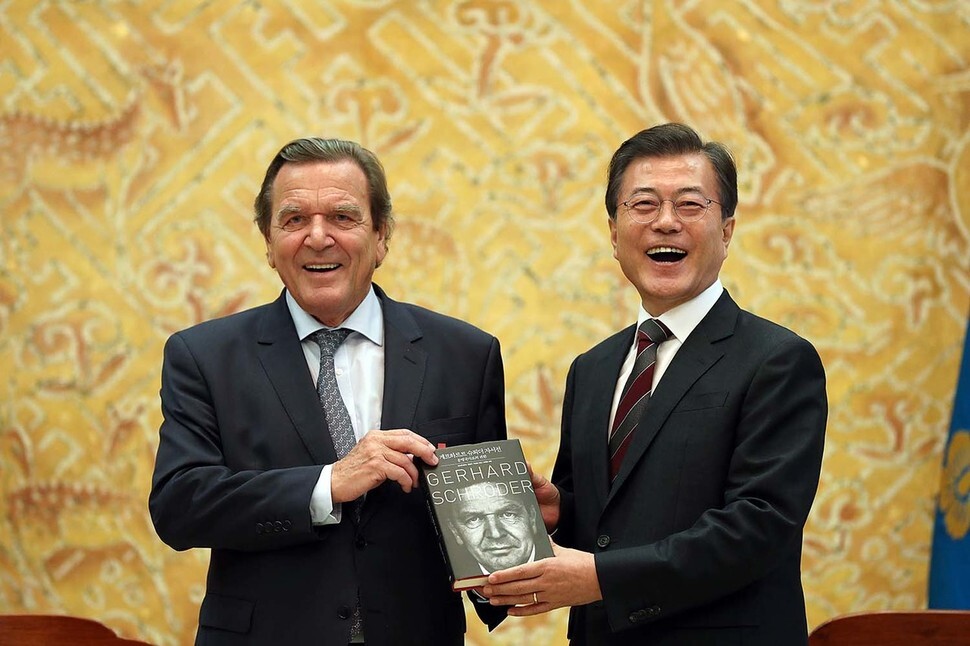 Former German Chancellor Gerhard Schröder presents President Moon Jae-in with a copy of the Korean translation of his autobiography.