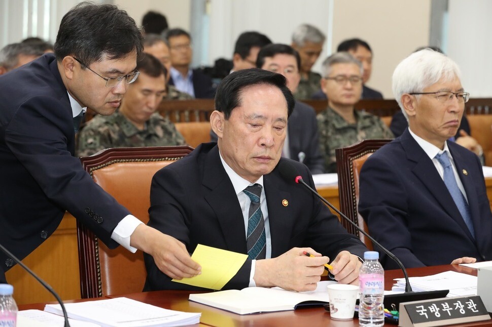 Defense Minister Song Young-moo receives a memo from an aide as he gives a report on the North’s recent missile launch and related issues at meeting of the National Assembly Defense Committee on Sept. 18.  (Lee Jung-woo