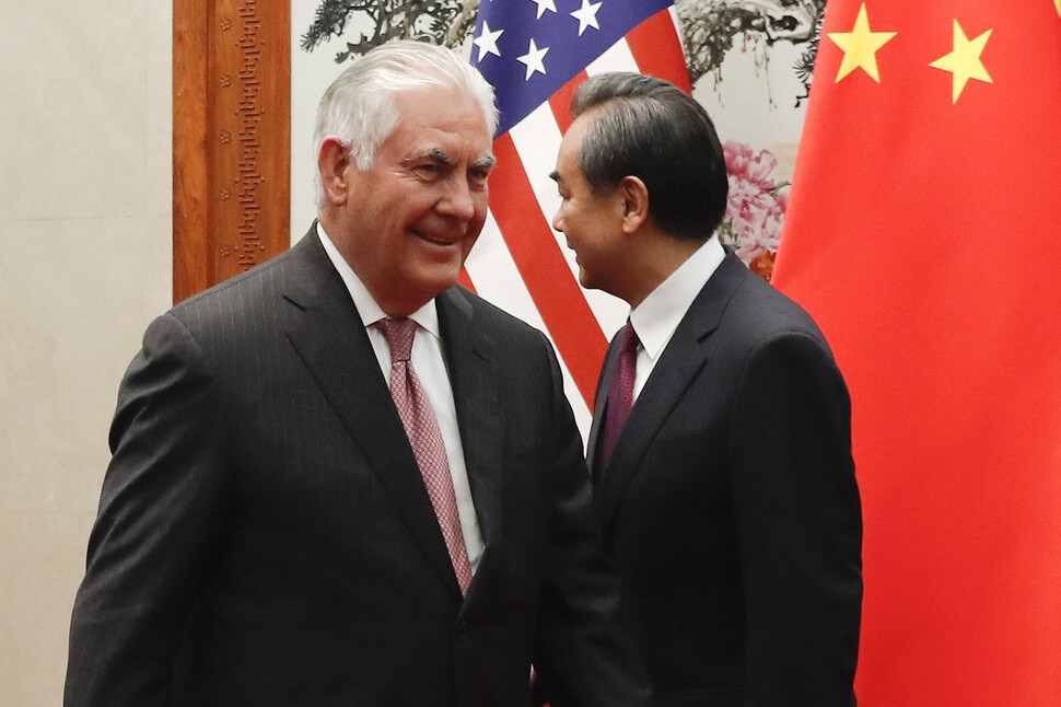 US Secretary of State Rex Tillerson walks past Chinese Foreign Minister Wang Yi at the Great People’s Hall in Beijing on Sept. 30. (Yonhap News)
