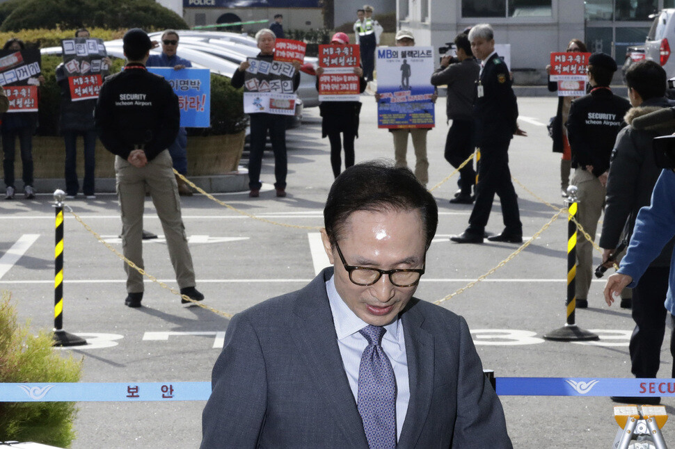 Former President Lee Myung-bak arrives at Incheon Airport for a trip to Bahrain on Nov. 12. Behind him