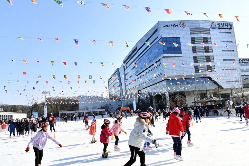 Children enjoy ice skating at an outdoor rink opened in the parking lot of the Seongnam City Hall in Gyeonggi Province on Dec. 16. (provided by Seongnam City)