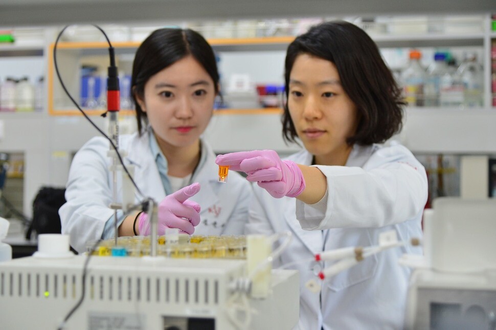 Researchers at the Doping Control Center of the Korea Institute of Science and Technology test a sample taken from an athlete to determine if it contains any banned substances. (provided by KIST)