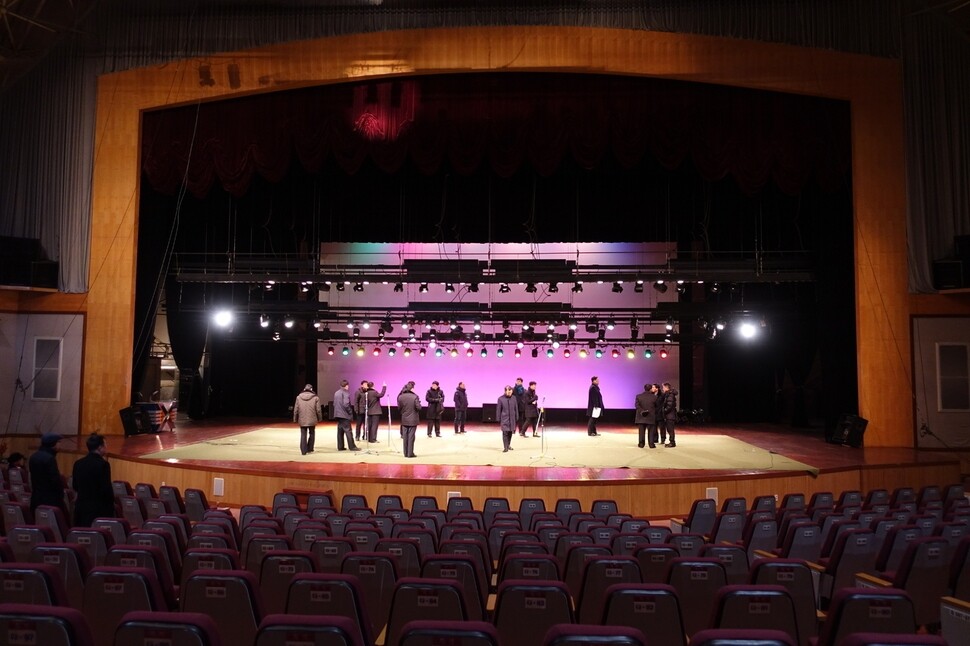 A South Korean advance team sent to review the venues for the inter-Korean musical performance at Mt. Kumkang and the joint ski training at Masikryong Ski Resort checks the stage at the Mt. Kumkang Cultural Center on Jan. 23. (provided by the Unification Ministry)