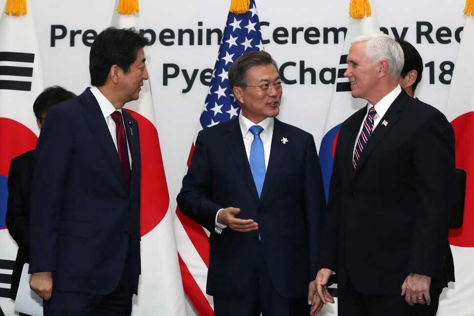 President Moon speaks with US Vice President Mike Pence and Japanese Prime Minister Shinzo Abe at the Blisshill Stay at Yongpyong Resort in Pyeongchang County