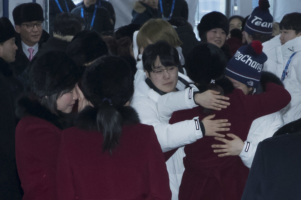 Members of the unified Korean’s women hockey team shed tears as they say their goodbyes at the Gangneung Olympic Village in Gangwon Province on Feb. 26. (by Kim Seong-gwang