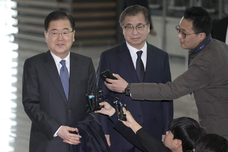 Blue House National Security Office director Chung Eui-young (right) and National Intelligence Service director Suh Hoon answer questions from reporters prior to departing to the United States from Incheon Airport on Mar. 8. (by Kim Seong-gwang