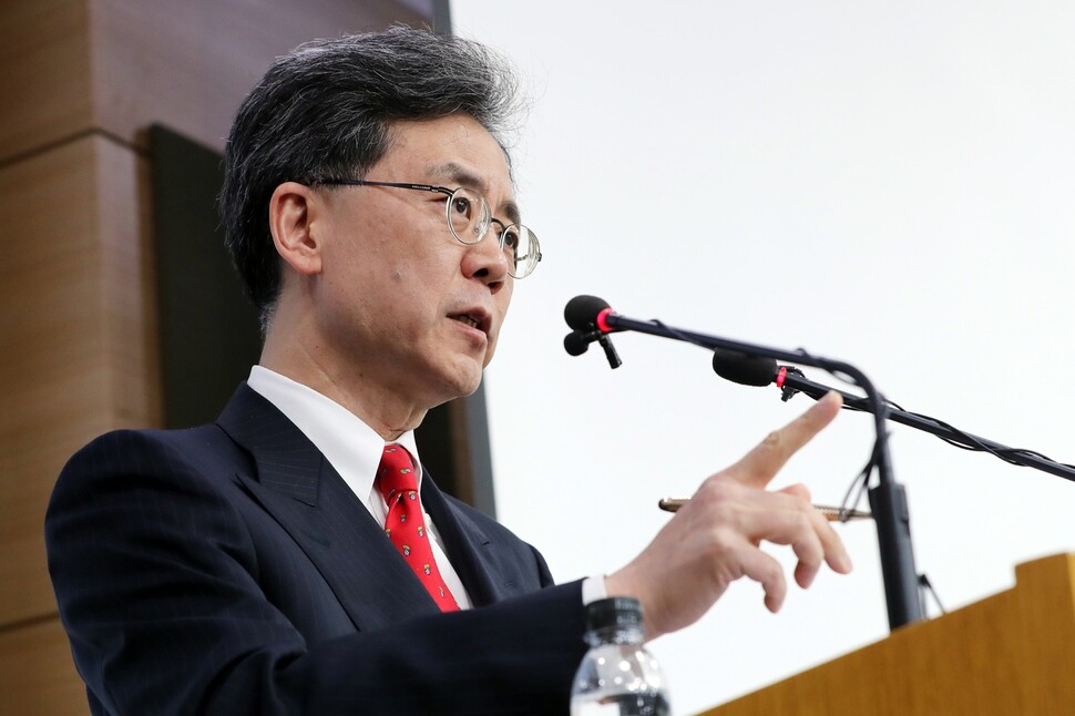 South Korean Trade Minister Kim Hyon-chong briefs the press on progress for amending the KORUS FTA and on South Korea’s response to the US steel tariffs at the Central Government Complex in Seoul on Mar. 26. (Yonhap News)