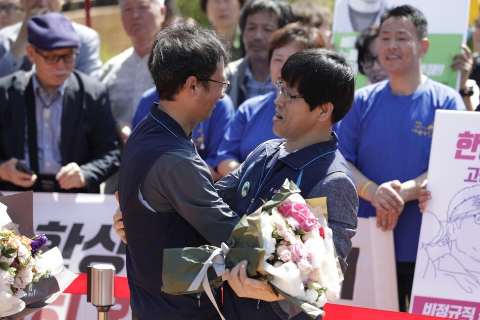 Former KCTU president Han Sang-gyun (right) was released on parole from Hwaseong Detention Center in Gyeonggi Province on May 21. Han was greeted by his former colleagues