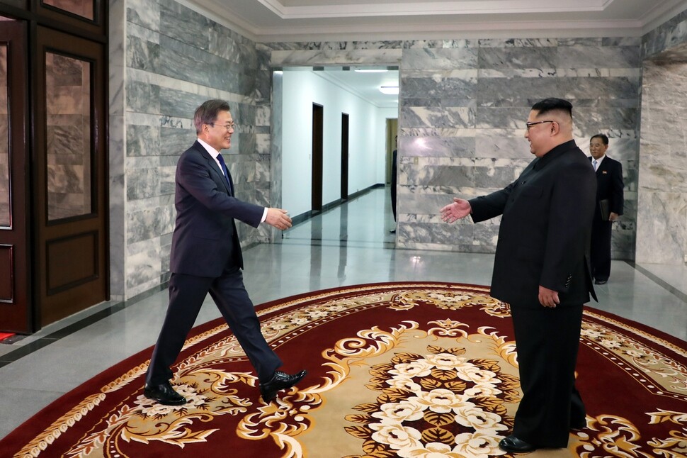 South Korea President Moon Jae-in and North Korean leader Kim Jong-un approach each other at Unification House (Tongilgak) on the North Korean side of Panmunjeom on May 26. (provided by Blue House)