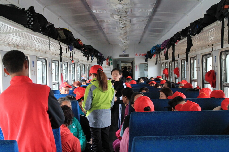 중-러 국경 열차에 가득 탄 중국인들.
