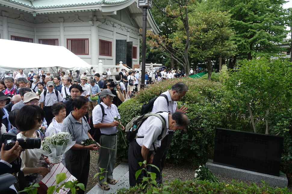 People gather at Yokoamicho Park in Tokyo on Sept. 1 for the 95th anniversary commemorative ceremony for Koreans massacred in the wake of the 1923 Great Kanto Earthquake.