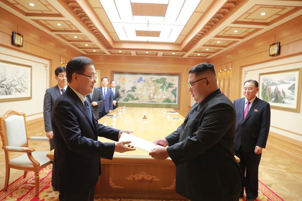 Blue House National Security Office Director Chung Eui-yong delivers a letter from South Korean President Moon Jae-in to North Korean leader Kim Jong-un in Pyongyang on Sept. 5. (provided by the Blue House)