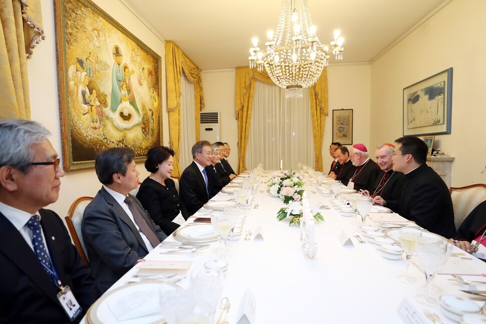 South Korean President Moon Jae-in and first lady Kim Jung-sook have dinner with Cardinal Secretary of State Pietro Parolin at the official residence of the South Korean ambassador to the Vatican on Oct. 17. (Blue House photo pool)
