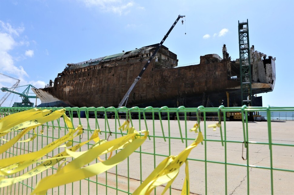 The raised hull of the Sewol ferry at Mokpo New Port. (Hankyoreh archives)