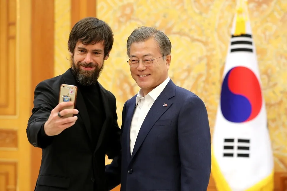 [Photo] Moon meets with Twitter CEO to discuss public communication