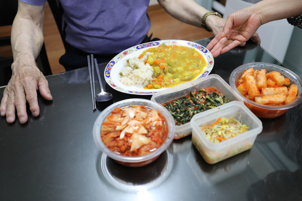 지난달 23일 서울요양원 요양보호사들이 필라테스 수업을 듣고 있다.<BR> 서울요양원은 근골격계 질환에 시달리는 요양보호사 등 요양원 직원들을 위해 매주 2번 필라테스 수업을 진행한다.<BR> 권지담 기자 gonji@hani.co.kr