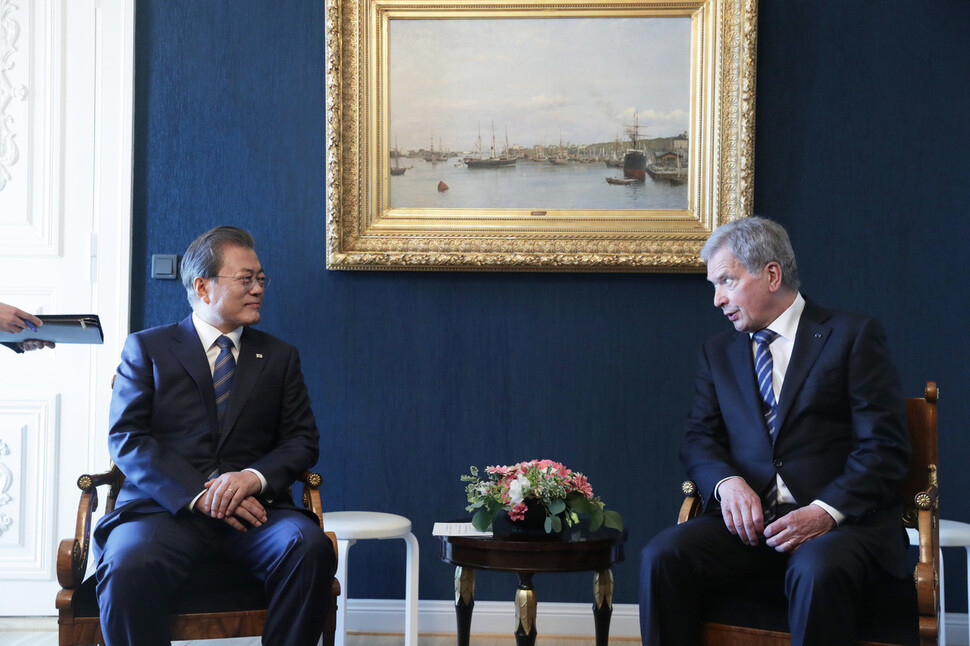 South Korean President Moon Jae-in holds a summit with Finnish President Sauli Niinistö at the Presidential Palace in Helsinki. (Blue House photo pool)
