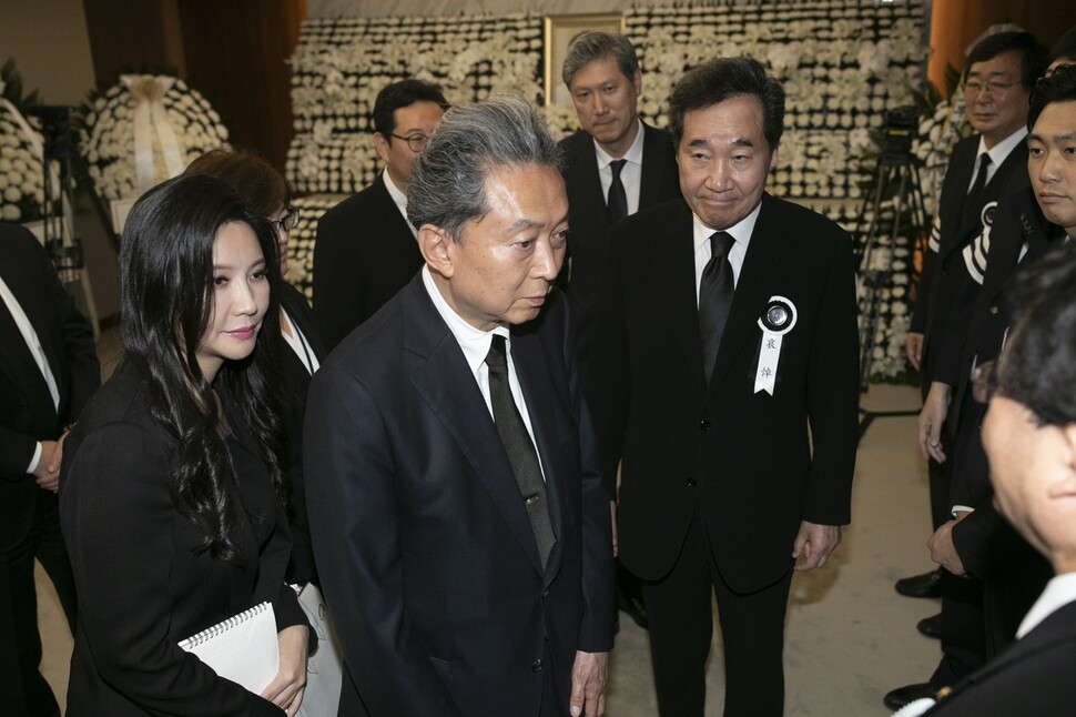 Former Japanese Prime Minister Yukio Hatoyama pays his respects to the family members of the late Lee Hee-ho