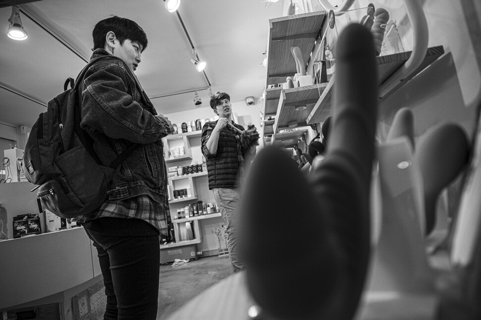 헤이든(왼쪽)이 서울 용산구 경리단길에 있는 성인용품점 ‘피오다’에 들러 가게 주인 쉐리와 이야기하고 있다. 쉐리는 “보수적인 한국 사회가 성적 다양성을 포용하지못한다”고 말한다.