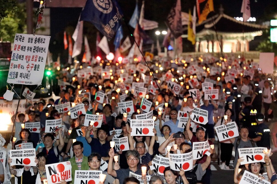 South Korean demonstrators hold a candlelit rally in opposition to Japanese Prime Minister Shinzo Abe in front of the Japanese Embassy in Seoul on Aug. 3. (Yonhap News)