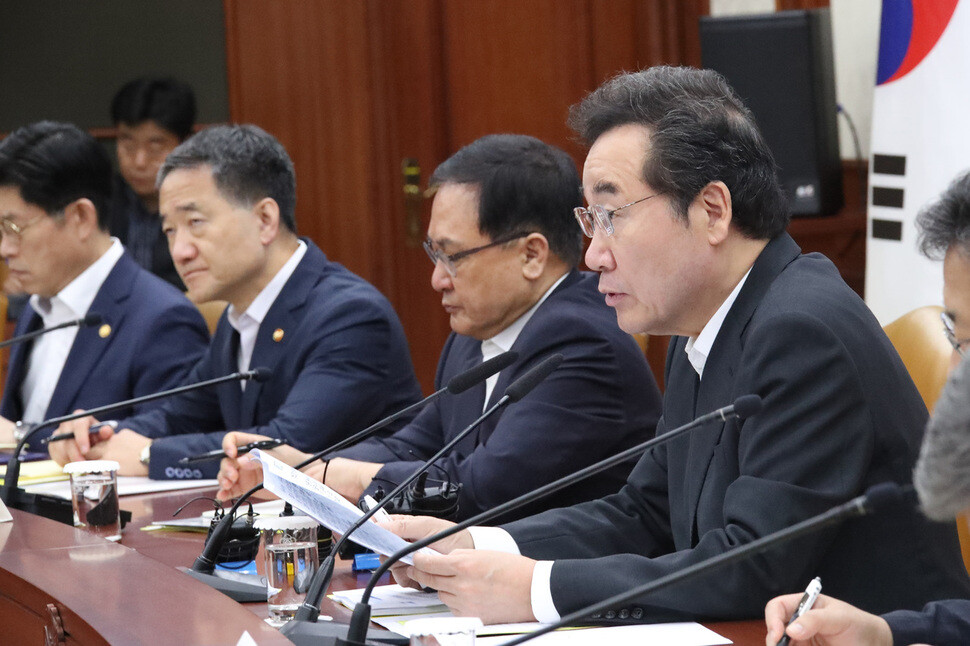 South Korean Prime Minister Lee Nak-yeon presides over a meeting of relevant ministers and members of the government affairs review and coordination council at the Central Government Complex in Seoul on of Aug. 8. (Yonhap News)