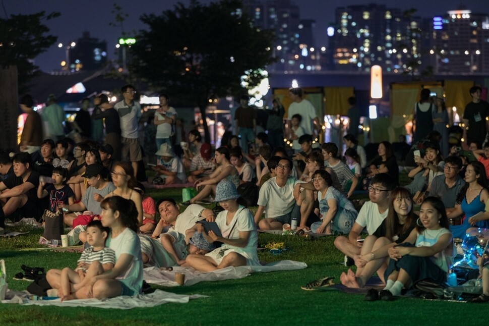 주말 저녁마다 다양한 공연이 열리는 서울 여의도 한강공원에서 더위를 피해 집을 나온 시민들이 여름밤의 정취를 한껏 누리고 있다.