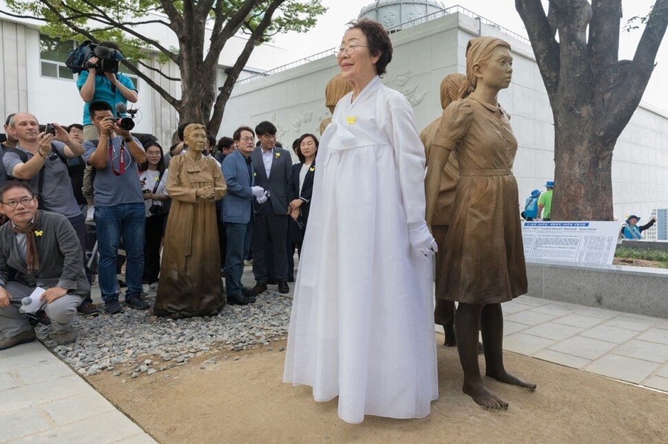 일본군 성노예제 피해자 이용수 할머니가 8월14일 서울 남산 옛 조선신궁 터 앞에 세워진 ‘위안부 피해자 기림비’ 한국·중국·필리핀 소녀상 사이에 들어가 이들의 손을 잡고 있다. 기림비를 제작한 미국인 조각가 스티븐 와이트는 누구나 소녀들과 손을 잡고 설 수 있도록 빈자리를 배치했다. 2017년 최초로 위안부 기림비를 세운 미국 샌프란시스코 교민들이 현지에서 제작해 서울시에 기증했다.