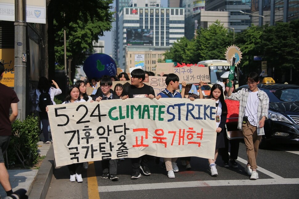 Over 300 young people call for more informative education regarding climate change in Seoul’s Gwanghwamun Square on May 24. (provided by Youth for Climate Action)