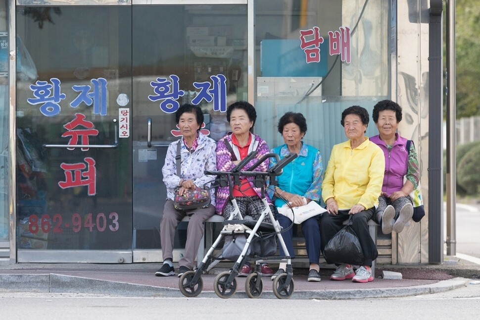수업이 끝난 뒤 집으로 돌아가는 버스를 기다리는 할머니들.