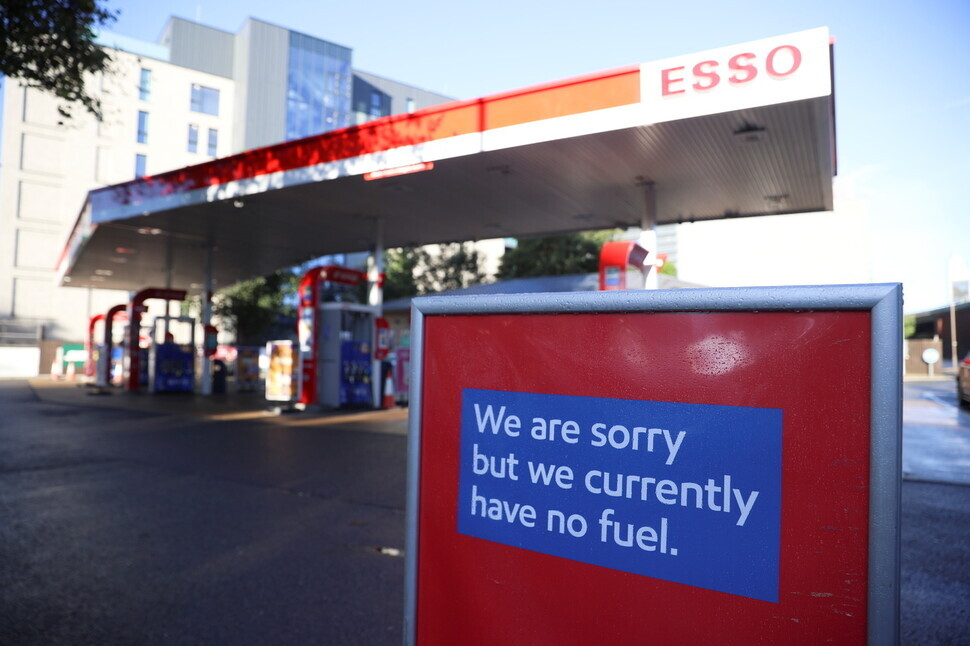 A sign outside of a gas station in London, United Kingdom, states that they have no fuel. (AFP/Yonhap News)