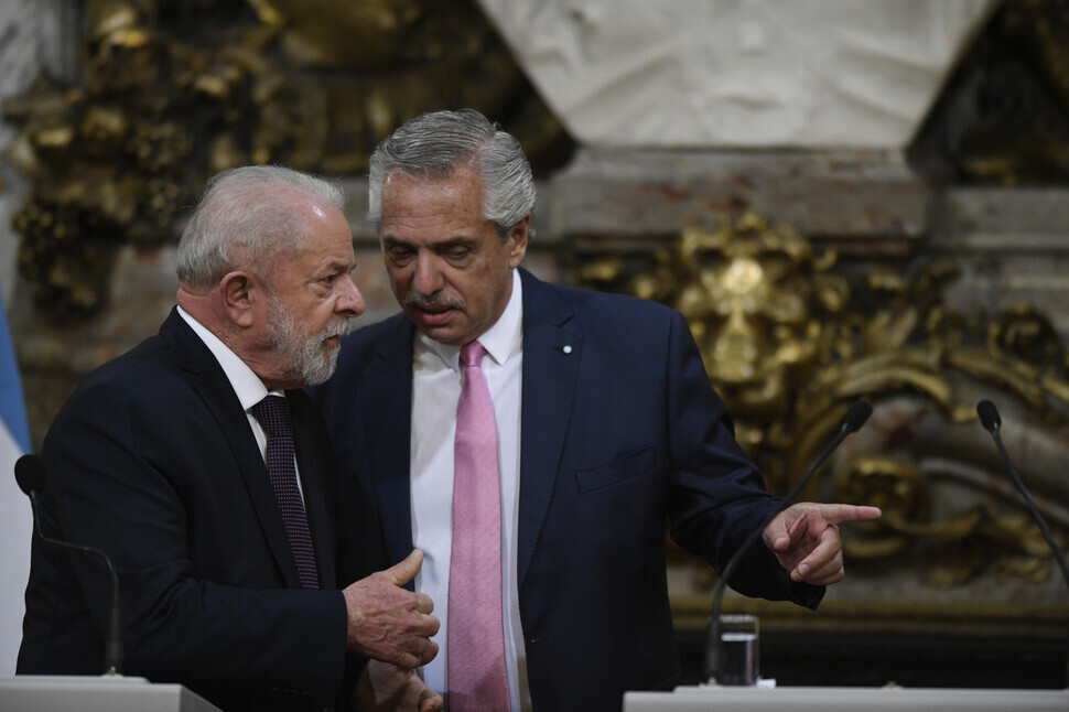 Brazilian President Luiz Inácio Lula da Silva (left) speaks to Argentine President Alberto Fernández in January 2022 at the government complex in Buenos Aires. (AP/Yonhap)