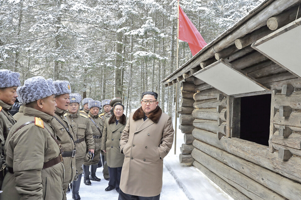 김정은 국무위원장이 백두산 지역에 있는 혁명전적지를 순시하고 있다는 제목을 단 12월7일치 북한 <평양타임스> 1면 기사에 물린 사진.   평양타임스 갈무리