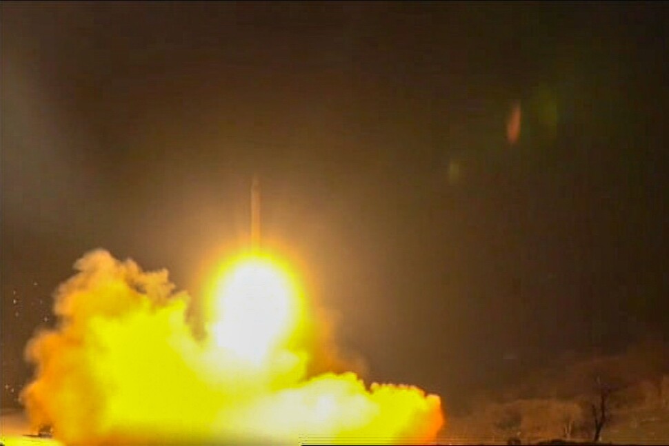 1월8일(현지시각) 이란이 이라크 아인 알아사드의 미군기지에 미사일을 발사하는 모습을 이란 관영통신이 공개했다. AFP 연합뉴스