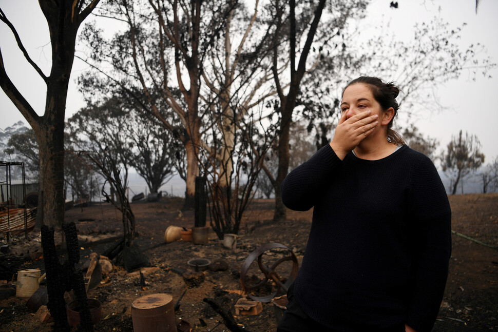 대형 산불이 휩쓴 호주 뉴사우스웨일스주 남동부 코바고에서 1월6일 한 주민이 재가 된 집터를 보며 망연자실한 표정을 짓고 있다. 로이터 연합뉴스