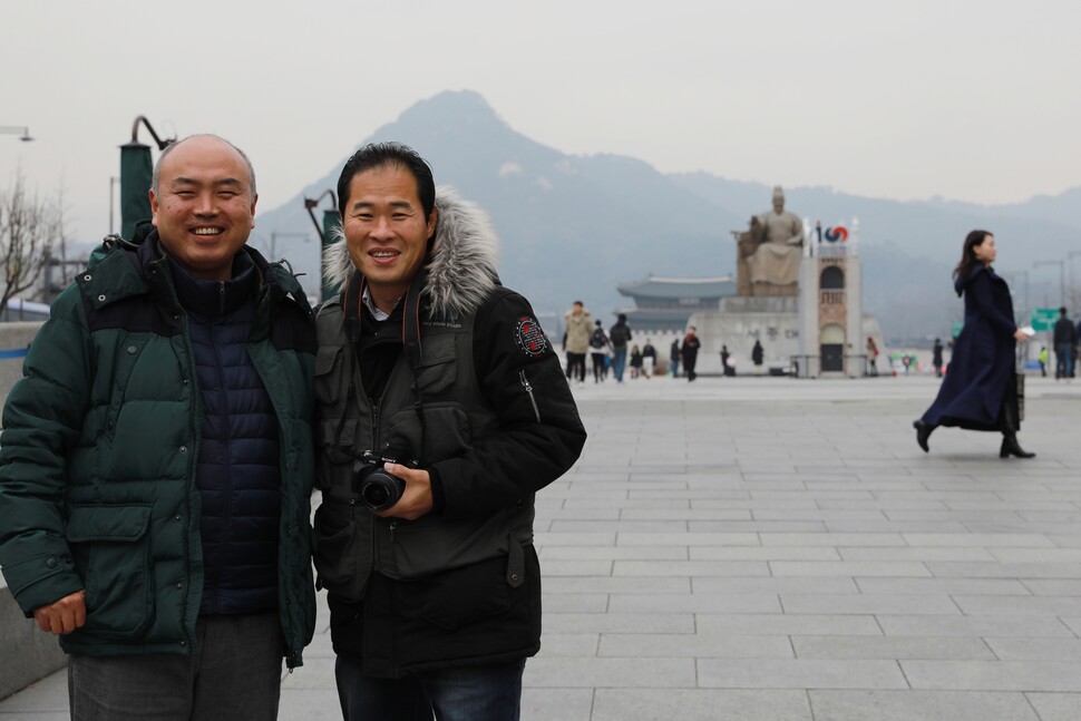 서울 광화문에 있는 희망사진관에서 ‘희망사진사’로 일하는 홈리스 이상훈(왼쪽), 조철호씨. 류우종 기자
