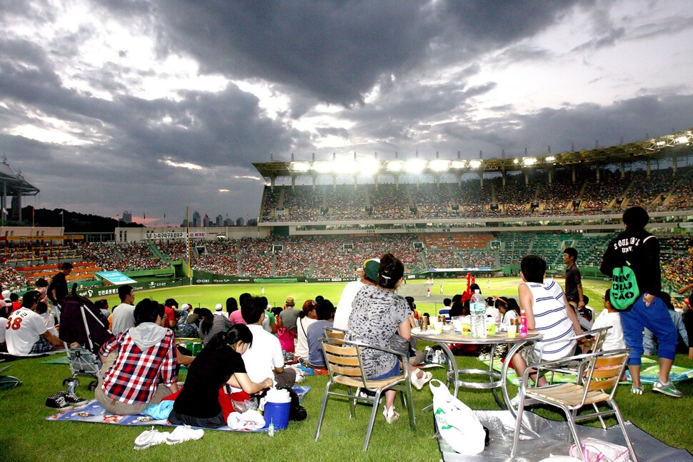 인천 문학경기장 외야석에서 야구팬들이 경기를 즐기고 있다. 한겨레 자료